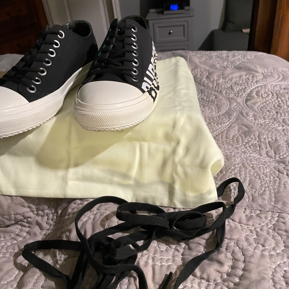This is a unisex shoe  size 8.5 /40 authentic black and white  Burburry sneaker